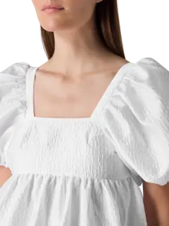 بلوزة ألما ستريا بأكمام منفوخة مزينة بنقوش بارزة