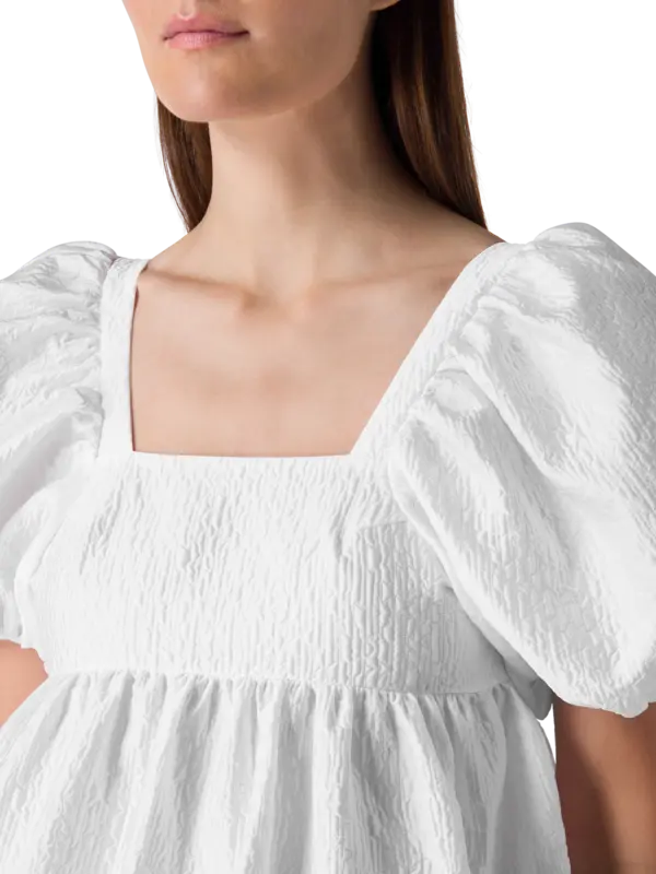 بلوزة ألما ستريا بأكمام منفوخة مزينة بنقوش بارزة