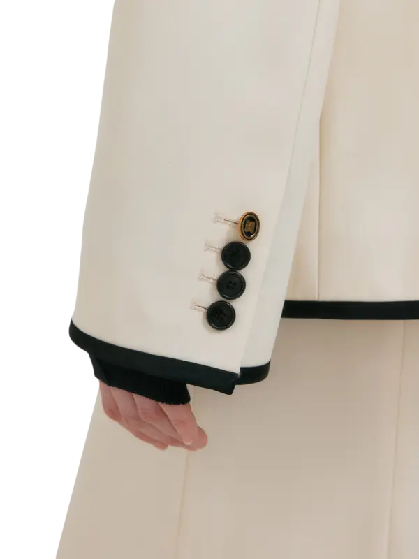 جاكيت بياقة واسعة وزر واحد