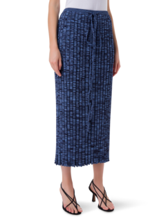 تنورة محبوكة بكسرات ورباط