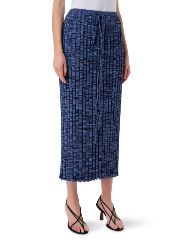 تنورة محبوكة بكسرات ورباط