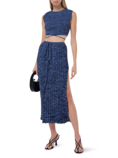 تنورة محبوكة بكسرات ورباط