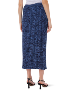 تنورة محبوكة بكسرات ورباط