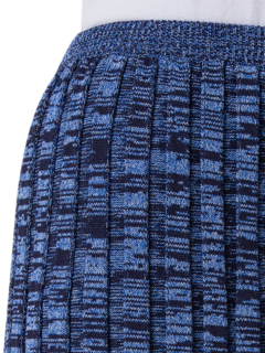 تنورة محبوكة بكسرات ورباط