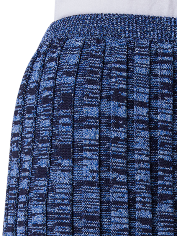 تنورة محبوكة بكسرات ورباط