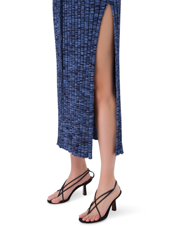 تنورة محبوكة بكسرات ورباط