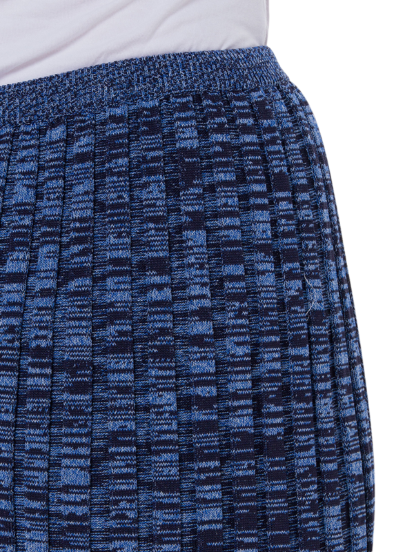 تنورة محبوكة بكسرات ورباط