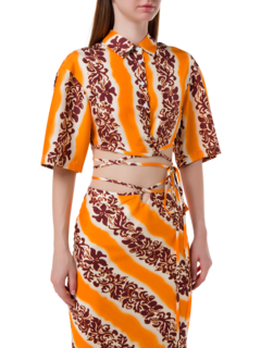 قميص قصير بأكمام قصيرة ورباط مزين بنقشة كركديه