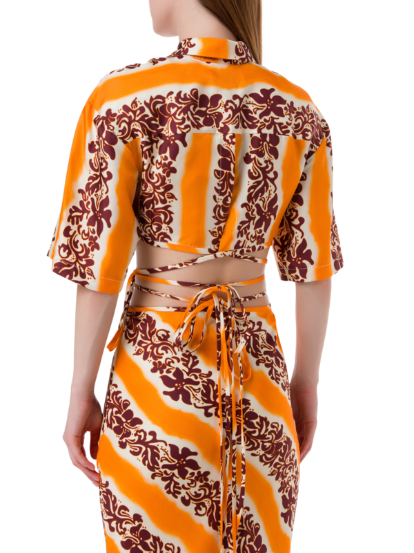 قميص قصير بأكمام قصيرة ورباط مزين بنقشة كركديه