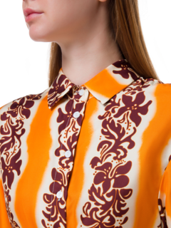 قميص قصير بأكمام قصيرة ورباط مزين بنقشة كركديه