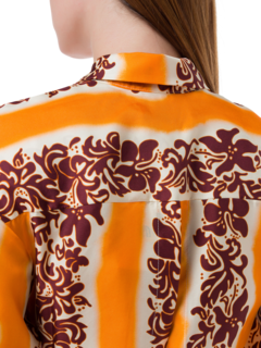 قميص قصير بأكمام قصيرة ورباط مزين بنقشة كركديه