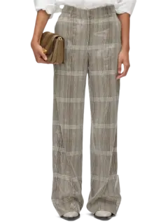 بنطال بقصة رجلين واسعتين مزين بنقشة مربعات ومطرز بالترتر