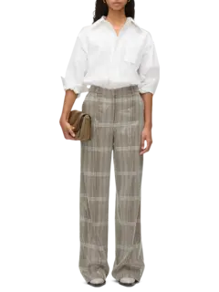 بنطال بقصة رجلين واسعتين مزين بنقشة مربعات ومطرز بالترتر