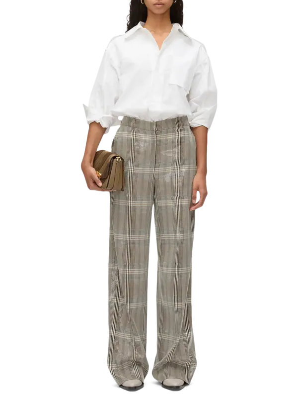 بنطال بقصة رجلين واسعتين مزين بنقشة مربعات ومطرز بالترتر