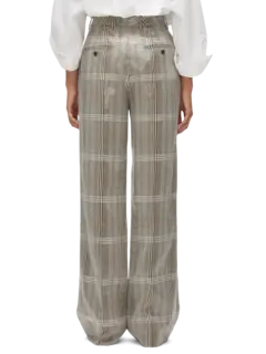 بنطال بقصة رجلين واسعتين مزين بنقشة مربعات ومطرز بالترتر