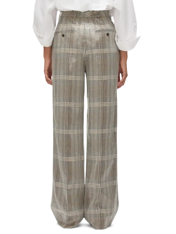 بنطال بقصة رجلين واسعتين مزين بنقشة مربعات ومطرز بالترتر