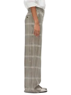 بنطال بقصة رجلين واسعتين مزين بنقشة مربعات ومطرز بالترتر