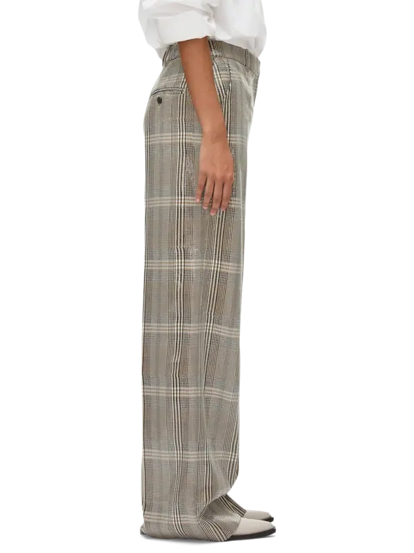 بنطال بقصة رجلين واسعتين مزين بنقشة مربعات ومطرز بالترتر