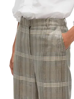 بنطال بقصة رجلين واسعتين مزين بنقشة مربعات ومطرز بالترتر