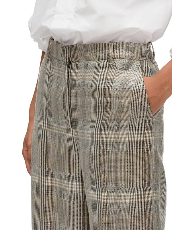 بنطال بقصة رجلين واسعتين مزين بنقشة مربعات ومطرز بالترتر