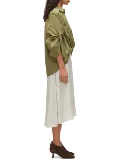 فستان متوسط الطول بتصميم قميص بقصة مريحة ومنسدلة وأكمام طويلة