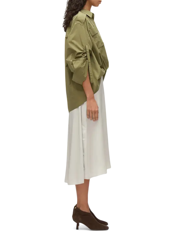 فستان متوسط الطول بتصميم قميص بقصة مريحة ومنسدلة وأكمام طويلة