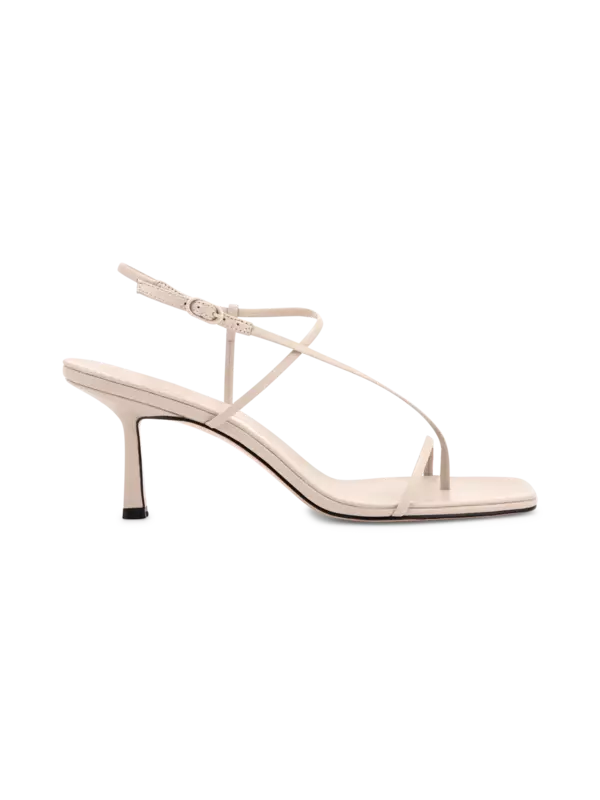 صندل بتصميم متقاطع من الأمام