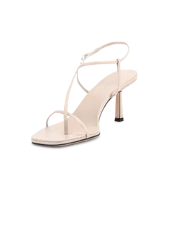 صندل بتصميم متقاطع من الأمام