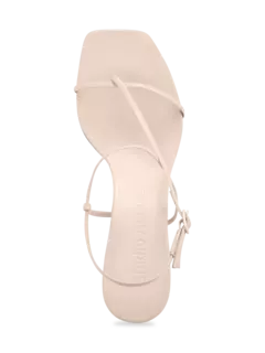 صندل بتصميم متقاطع من الأمام