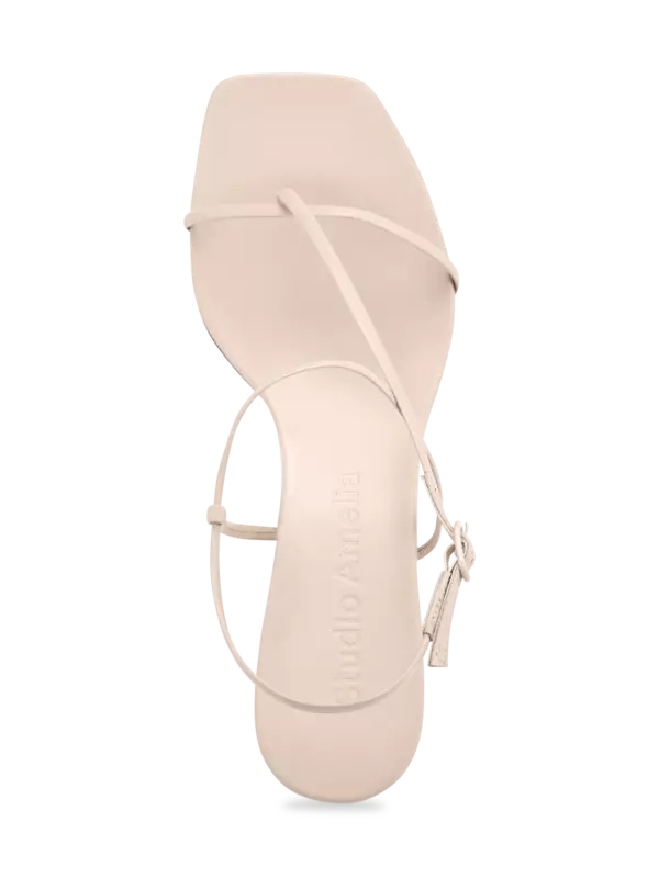 صندل بتصميم متقاطع من الأمام