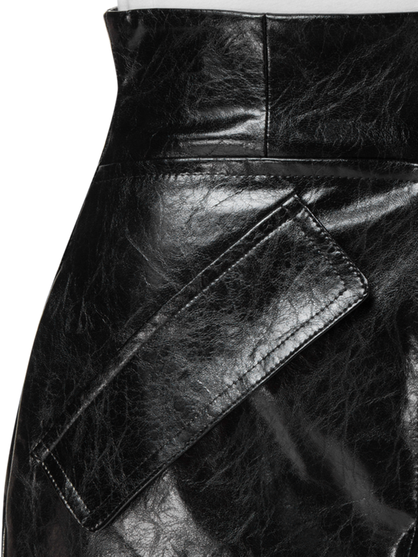 تنورة قصيرة بتصميم كرز