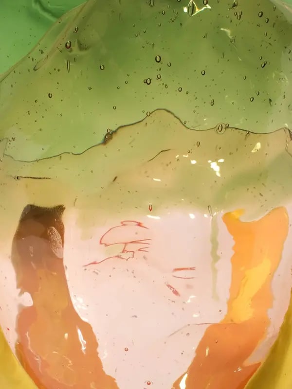 مزهرية إكسترا كولور شفافة من تشكيلة فيش ديزاين من جايتانو بيشي