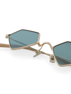 Lightweight diamond-shaped sunglasses