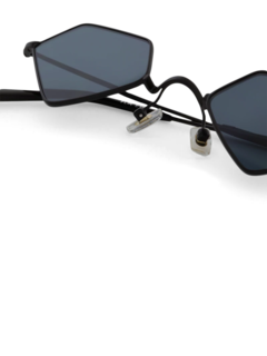 Lightweight diamond-shaped sunglasses