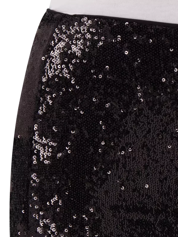 بنطال ضيق من أعلى وواسع من أسفل مزين بالترتر