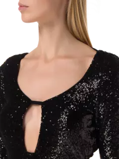 فستان ترتر قصير بأكمام طويلة ضيقة من الأعلى وواسعة من الأسفل