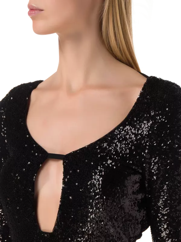 فستان ترتر قصير بأكمام طويلة ضيقة من الأعلى وواسعة من الأسفل