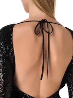 فستان ترتر قصير بأكمام طويلة ضيقة من الأعلى وواسعة من الأسفل