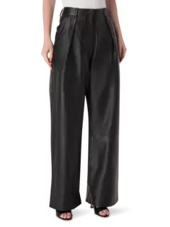 بنطال فضفاض من الجلد بقصة بوي