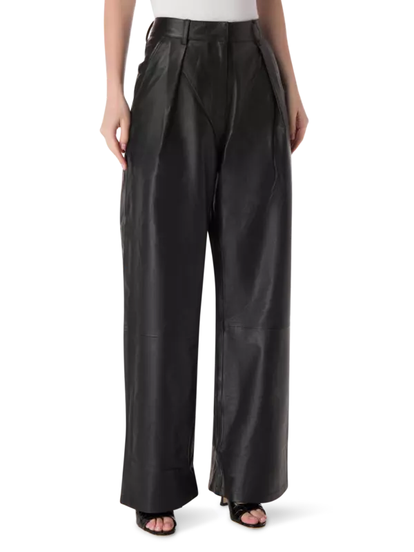 بنطال فضفاض من الجلد بقصة بوي