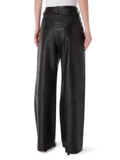 بنطال فضفاض من الجلد بقصة بوي