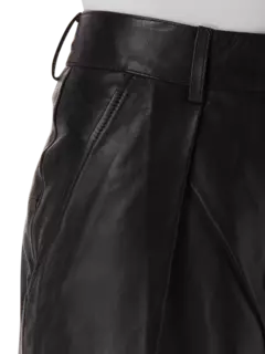 بنطال فضفاض من الجلد بقصة بوي