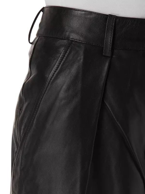 بنطال فضفاض من الجلد بقصة بوي