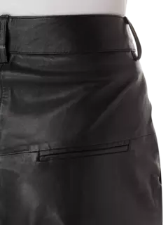 بنطال فضفاض من الجلد بقصة بوي