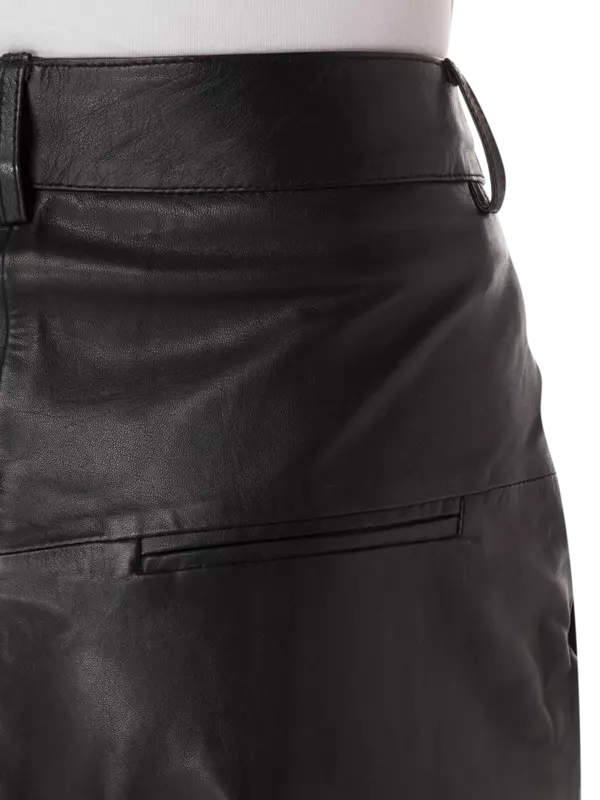 بنطال فضفاض من الجلد بقصة بوي