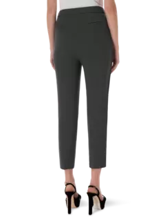 بنطال بقصة أرجل ضيقة