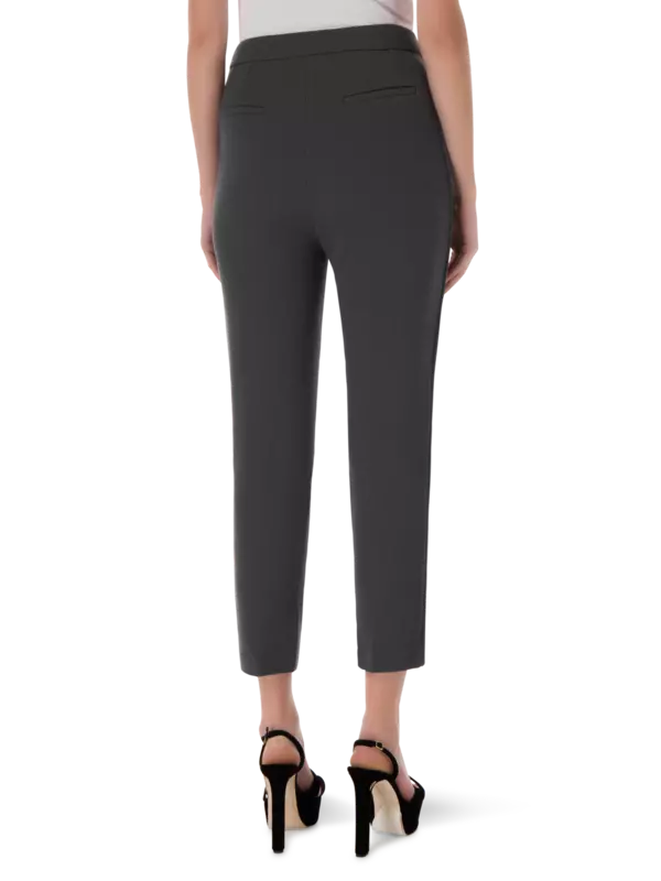 بنطال بقصة أرجل ضيقة