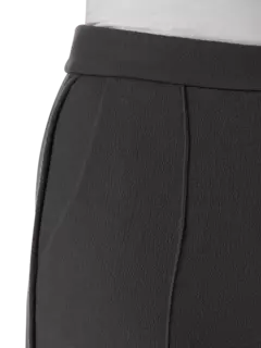 بنطال بقصة أرجل ضيقة