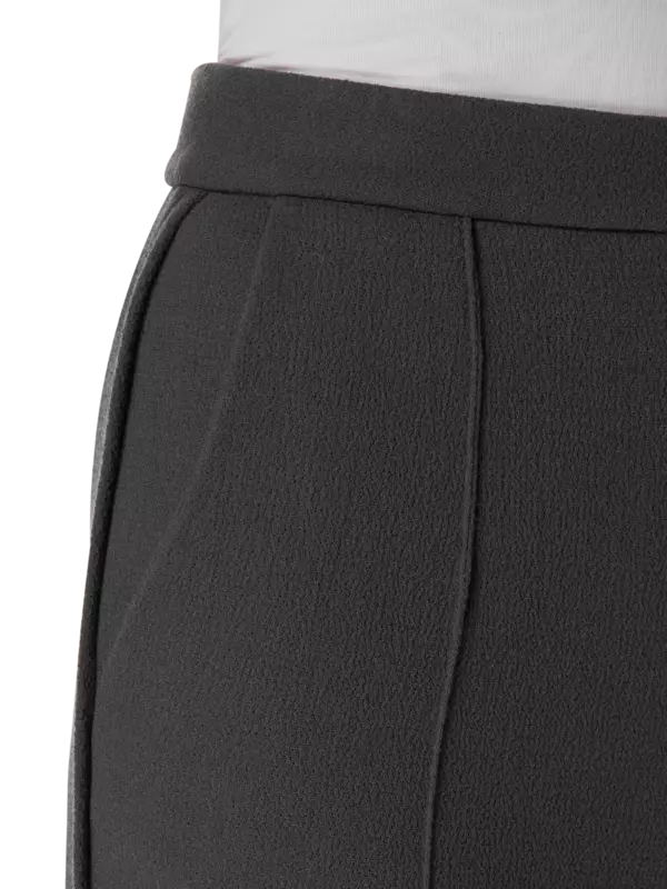 بنطال بقصة أرجل ضيقة