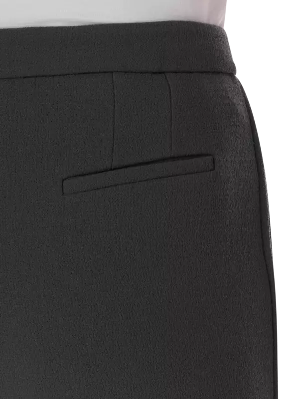 بنطال بقصة أرجل ضيقة